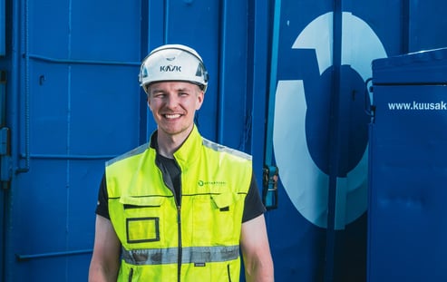 An_employee_in_front_of_the_container