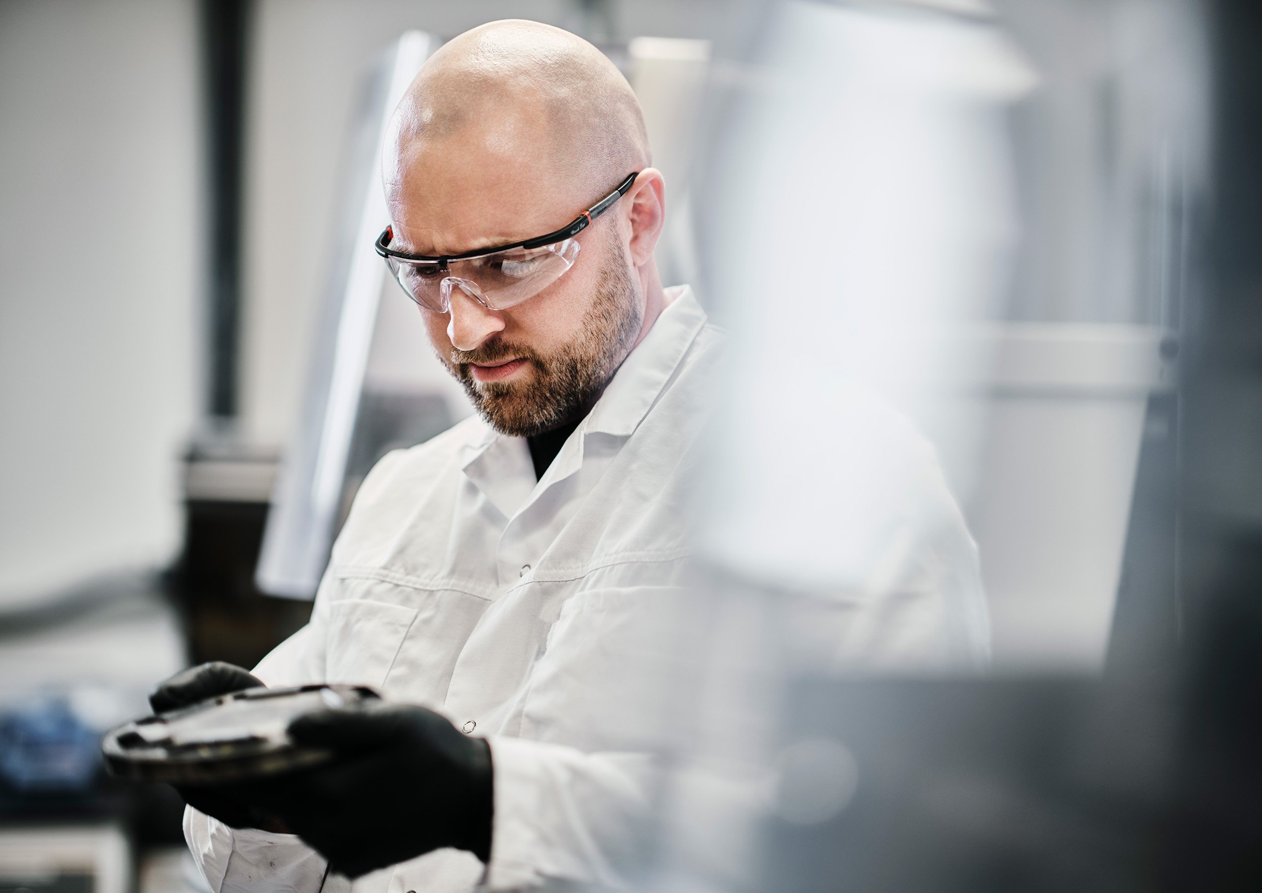SSAB & Zure- Azure partnership, man in a lab coat